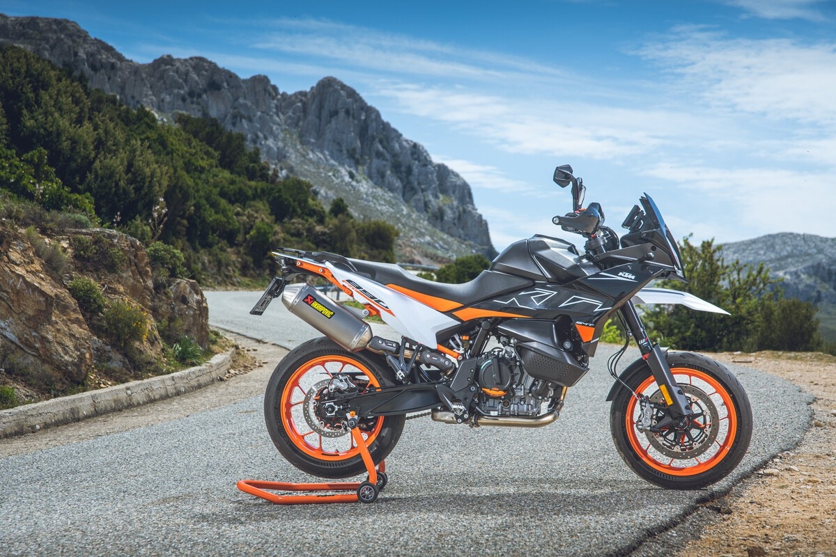 KTM 890 SMT, la prova: una nuova moto da teppisti in città!